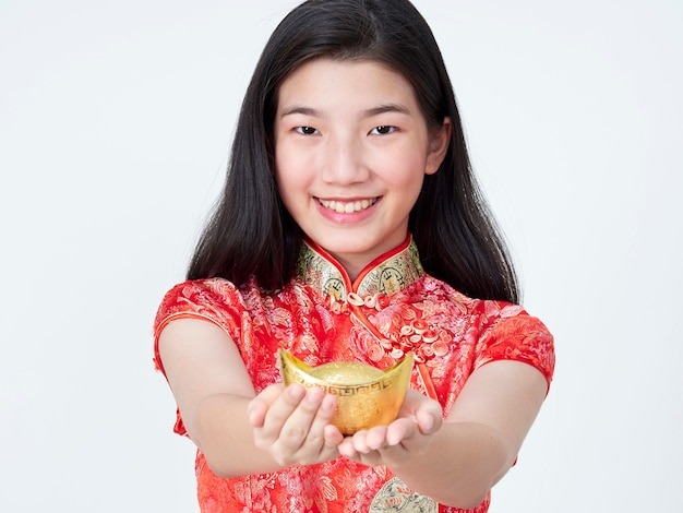 Młoda kobieta w tradycyjny chiński strój przedstawiający chińskie złoto