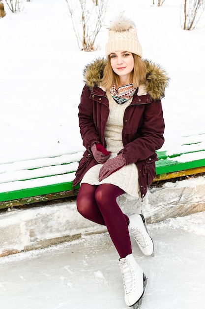 Młoda kobieta w zimowe ubrania na zewnątrz