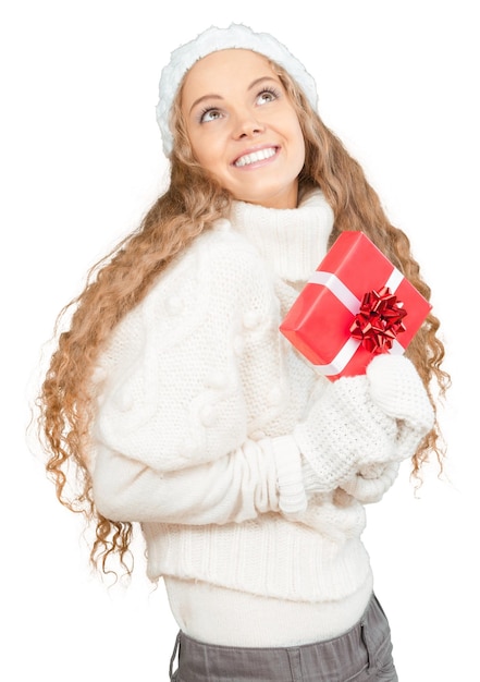 Młoda kobieta w zimowych ubraniach trzyma prezent - na białym tle
