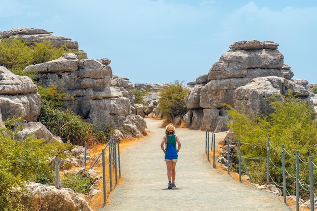 Młoda kobieta wędrująca w Torcal de Antequera obok punktu widokowego Malaga Hiszpania