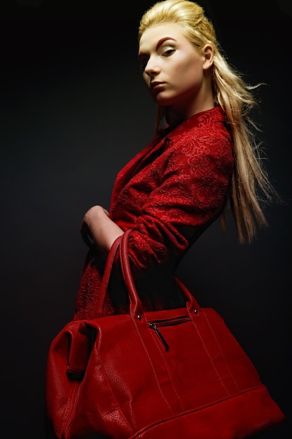 Zdjęcie młoda kobieta z czerwoną torbą
