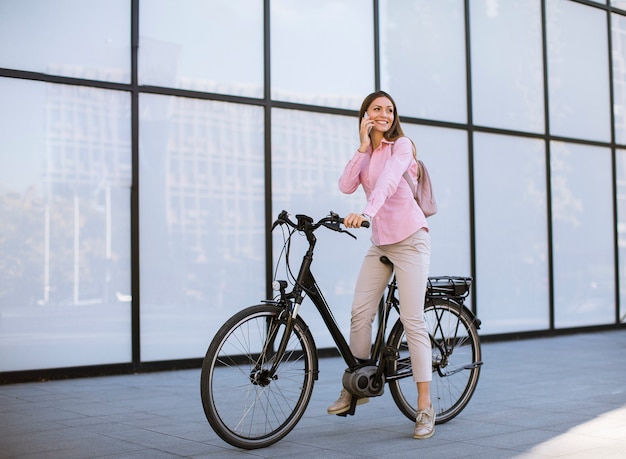 Młoda Kobieta Z Ebicyklem Używać Na Telefonie Komórkowym