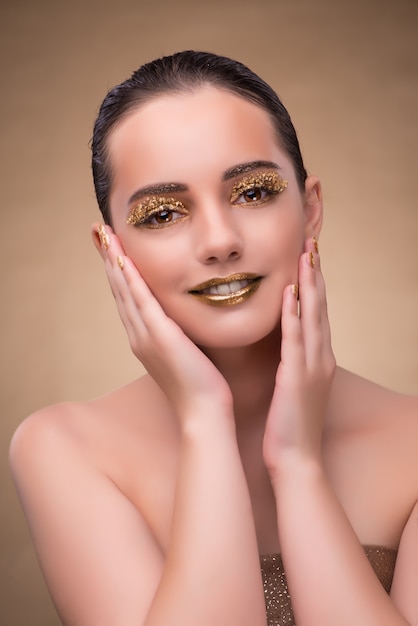 Młoda kobieta z eleganckim makeup