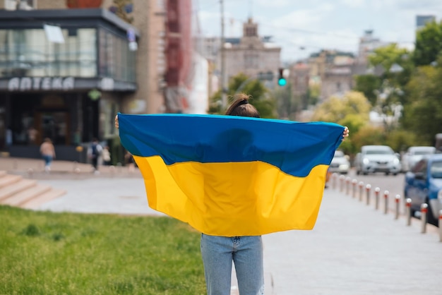 Młoda kobieta z flagą narodową Ukrainy na ulicy