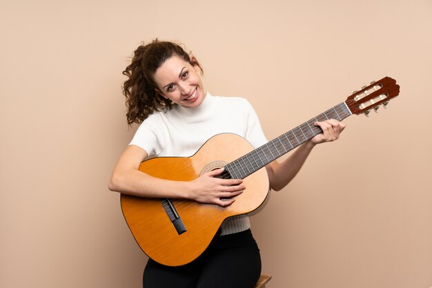 Młoda kobieta z gitarą