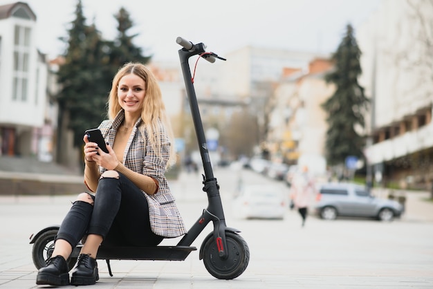 Młoda Kobieta Z Hulajnogą Elektryczną W Mieście