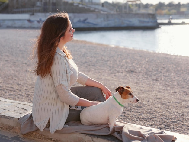 Młoda kobieta z jej ślicznym Jack Russell Terrier plenerowym