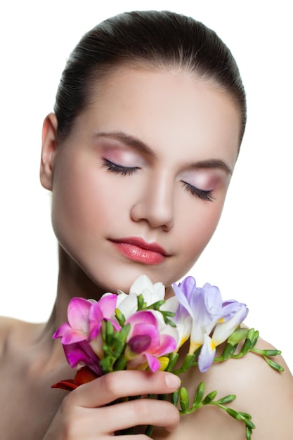 Młoda kobieta z kwiatem zbliżenie twarzy Zabieg na twarz Kosmetologia pielęgnacja skóry i koncepcja spa