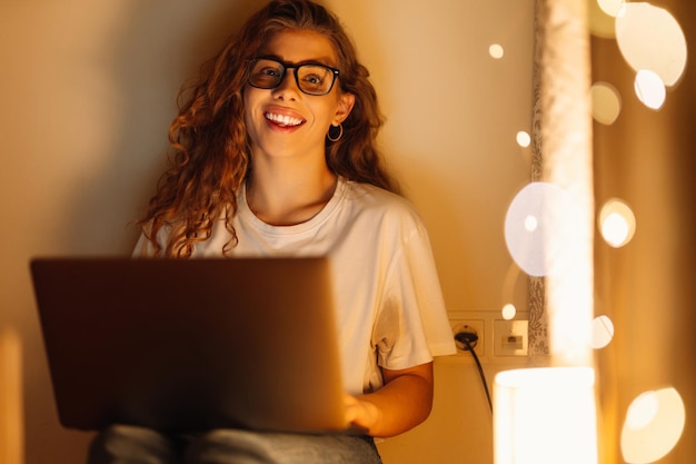 Młoda kobieta z laptopem Koncepcja technologii sieci społecznościowych Niezależny kurs online w dziedzinie technologii