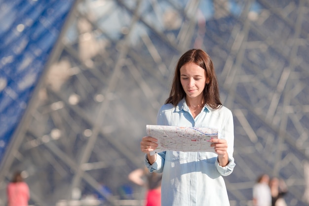 Zdjęcie młoda kobieta z mapą w europejskim mieście outdoors