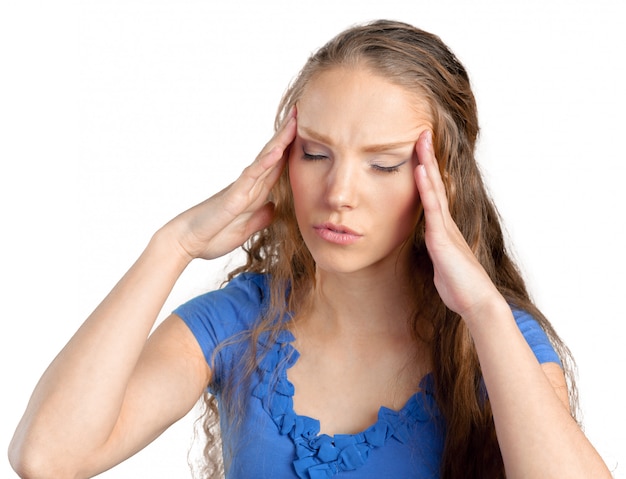 Młoda kobieta z migreny mienia głową