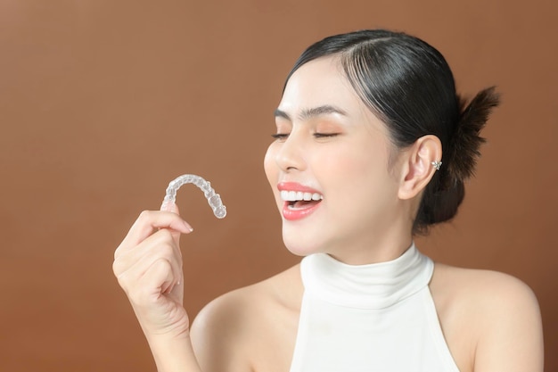 Młoda Kobieta Z Pięknymi Zębami Trzyma Zdrową Koncepcję Dentystyczną Invisalign