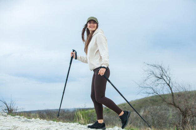 Zdjęcie młoda kobieta z plecakiem na wędrówce w górach koncepcja wędrówek trekking klify podróżujący podróżnik