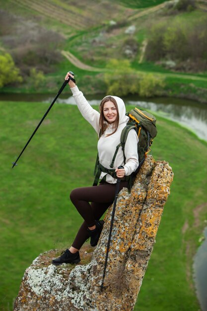 Zdjęcie młoda kobieta z plecakiem na wędrówce w górach koncepcja wędrówek trekking klify podróżujący podróżnik