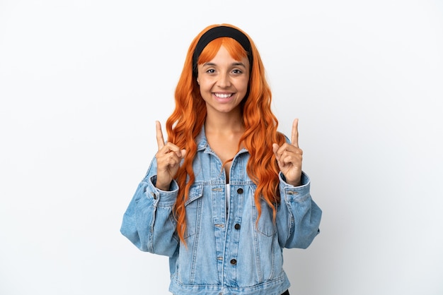 Młoda kobieta z pomarańczowymi włosami na białym tle wskazująca świetny pomysł
