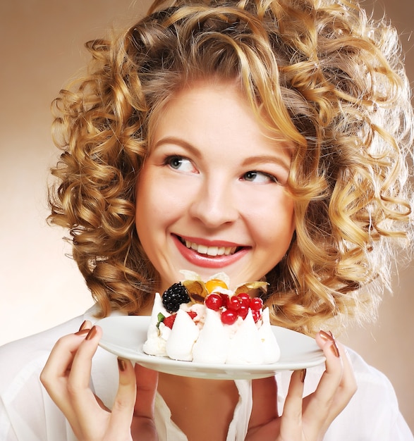 Młoda kobieta z tortem