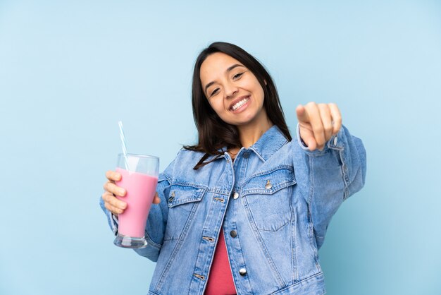 Młoda Kobieta Z Truskawkowymi Milkshake Punktami Dotyka Ciebie Podczas Gdy Ono Uśmiecha Się