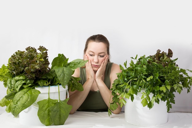 Młoda kobieta z zestawem zielonych składników sałaty szpinak dla zdrowej diety