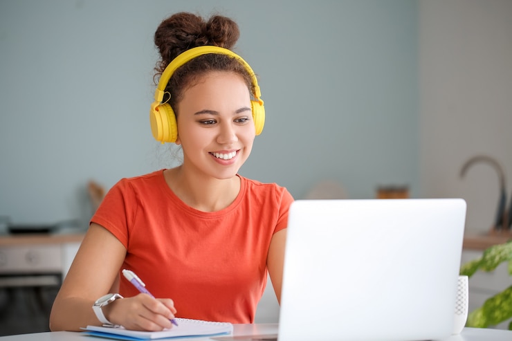 Zdjęcie młoda kobieta za pomocą laptopa do nauki online w domu