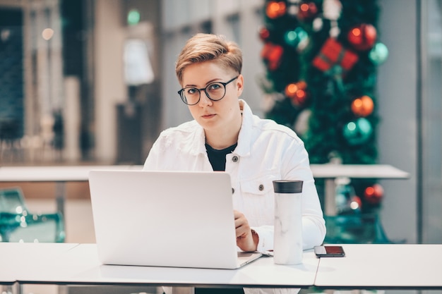 młoda kobieta za pomocą laptopa