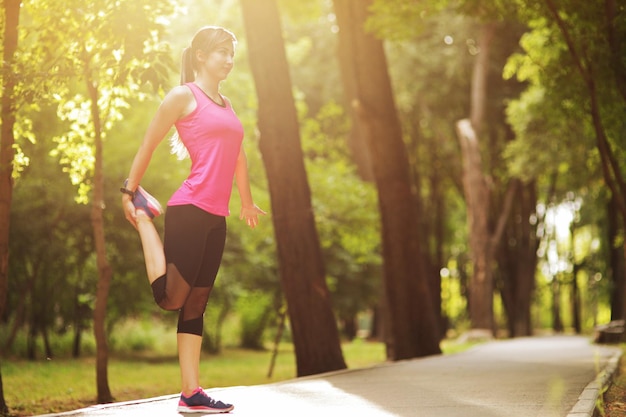 Młoda kobieta zajmuje się fitnessem sportowym w przyrodzie, lesie, zdrowy, sprawny styl życia