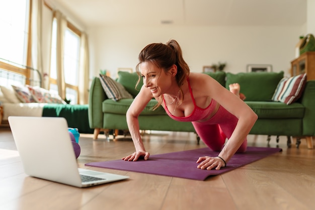 Młoda Kobieta Zajmuje Się Fitnessem W Domu