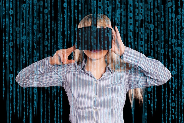Młoda kobieta zanurzona w interaktywnej grze wideo wirtualnej rzeczywistości, wykonującej gesty na czarnym tle.