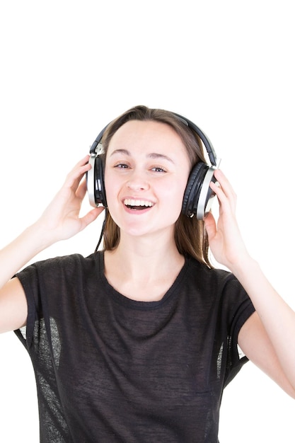 Młoda kobieta ze słuchawkami śpiewa z zamkniętymi oczami
