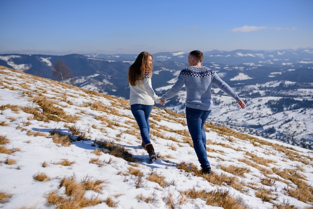 Młoda kochająca para na randce na szczycie ośnieżonej góry