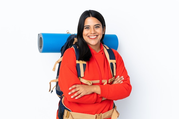 Młoda kolumbijska alpinista kobieta z dużym plecakiem odizolowywającym na biel ściany śmiać się