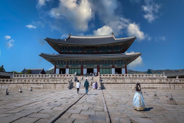 Młoda koreańska kobieta z tradycyjnym koreańskim hanbokem w pałacu Gyeongbokgung wiosną w Seulu w Korei