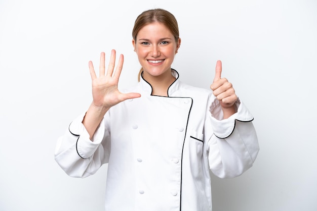 Młoda kucharz kobieta na białym tle licząc sześć palcami