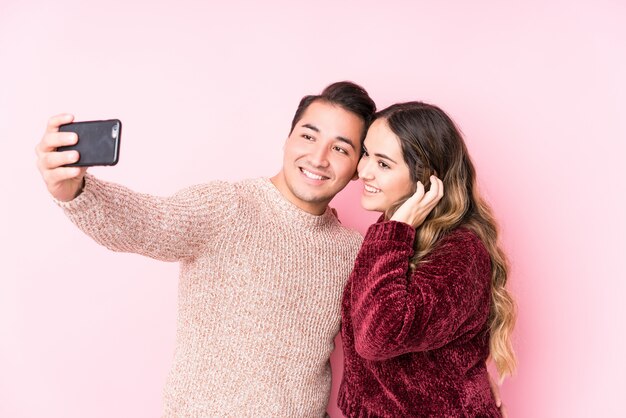 Młoda łacińska para bierze selfie
