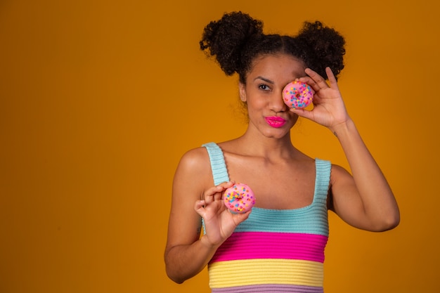 Młoda ładna afro kobieta z pączkiem