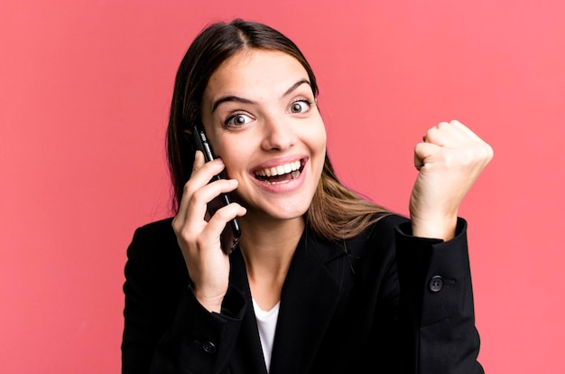 Młoda ładna bizneswoman za pomocą smartfona