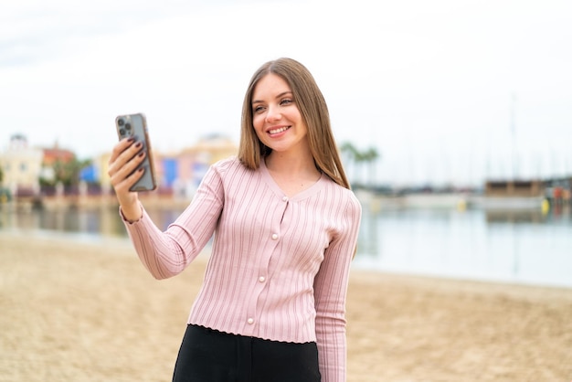 Młoda ładna blondynka robi selfie