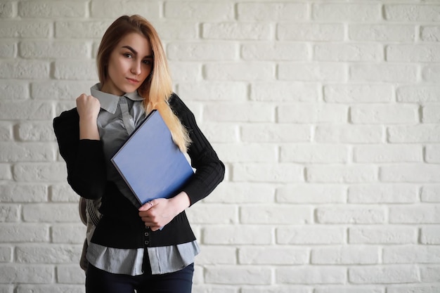 Młoda ładna blondynka studentka przed zajęciami