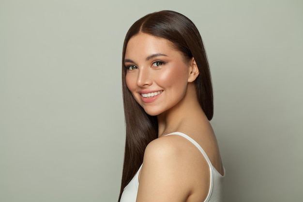 Młoda, ładna, brunetka, modelka o jasnej skórze.