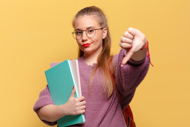 Młoda ładna kobieta. koncepcja studenta