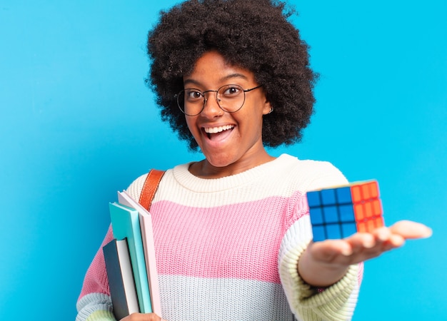 Młoda ładna kobieta studentka afro próbuje rozwiązać problem z inteligencją