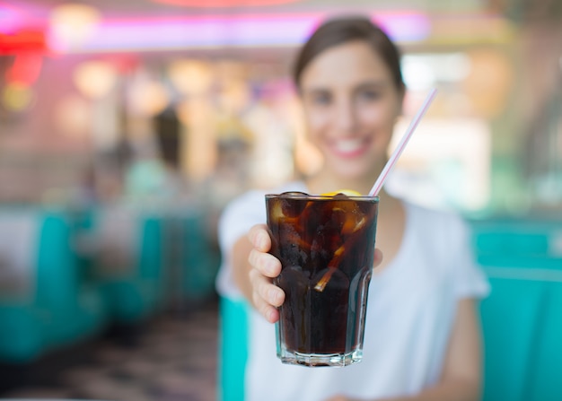 młoda ładna kobieta szczęśliwa i zadowolona picie coli w amerykańskiej restauracji obiadowej