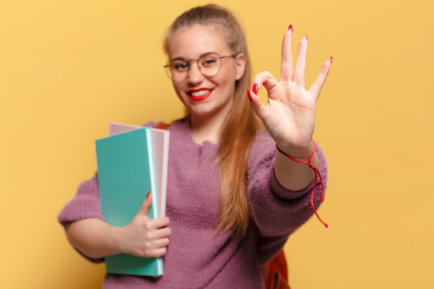 Młoda ładna kobieta. szczęśliwy i zaskoczony wyraz twarzy. koncepcja studenta