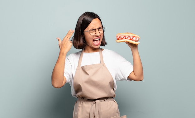 Młoda ładna kobieta szefa kuchni. koncepcja fast food