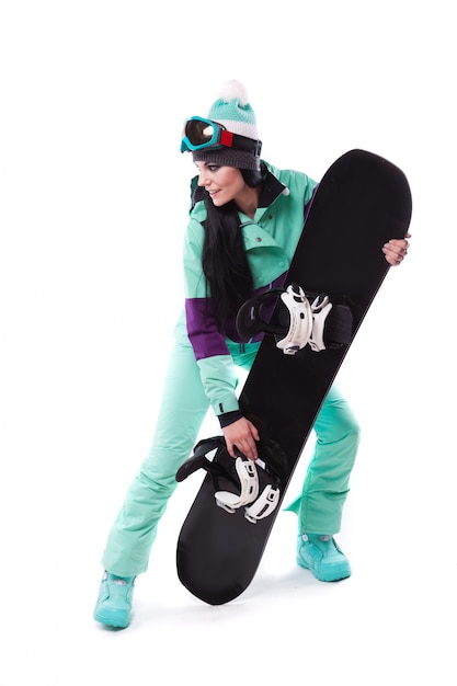 Młoda ładna kobieta w fioletowy strój narciarski trzymać snowboard