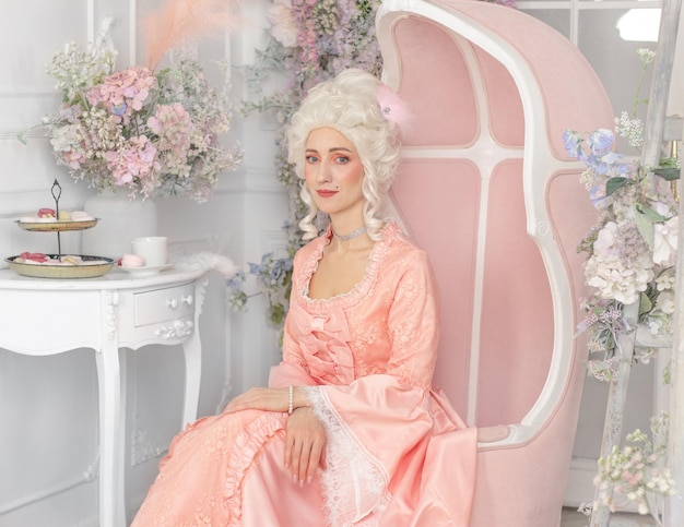 Młoda ładna kobieta zbliżenie w różowej sukni królewskiej Marie Antoinette cosplay