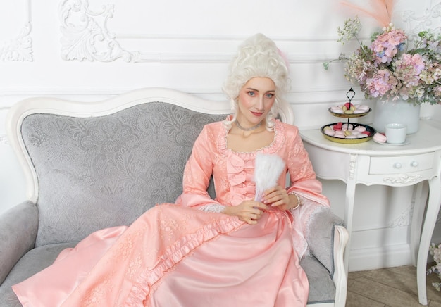 Młoda ładna Kobieta Zbliżenie W Różowej Sukni Królewskiej Marie Antoinette Cosplay