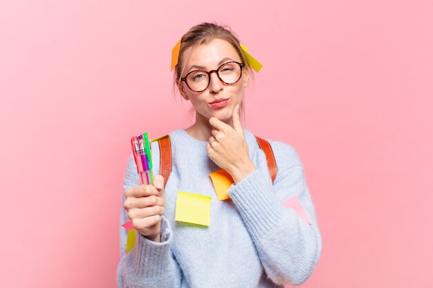 Młoda ładna studencka kobieta myśli wyrażenie