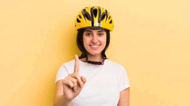 Młoda latynoska kobieta uśmiecha się dumnie i pewnie, tworząc koncepcję kasku rowerowego numer jeden