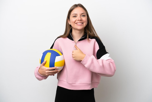 Młoda Litwinka gra w siatkówkę na białym tle, pokazując gest kciuka w górę