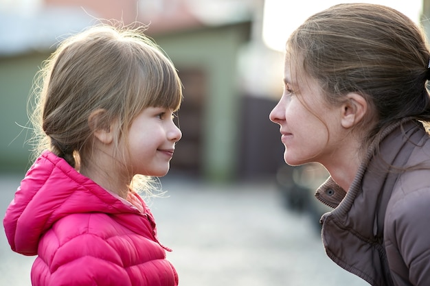 Młoda mama i jej córka razem na zewnątrz